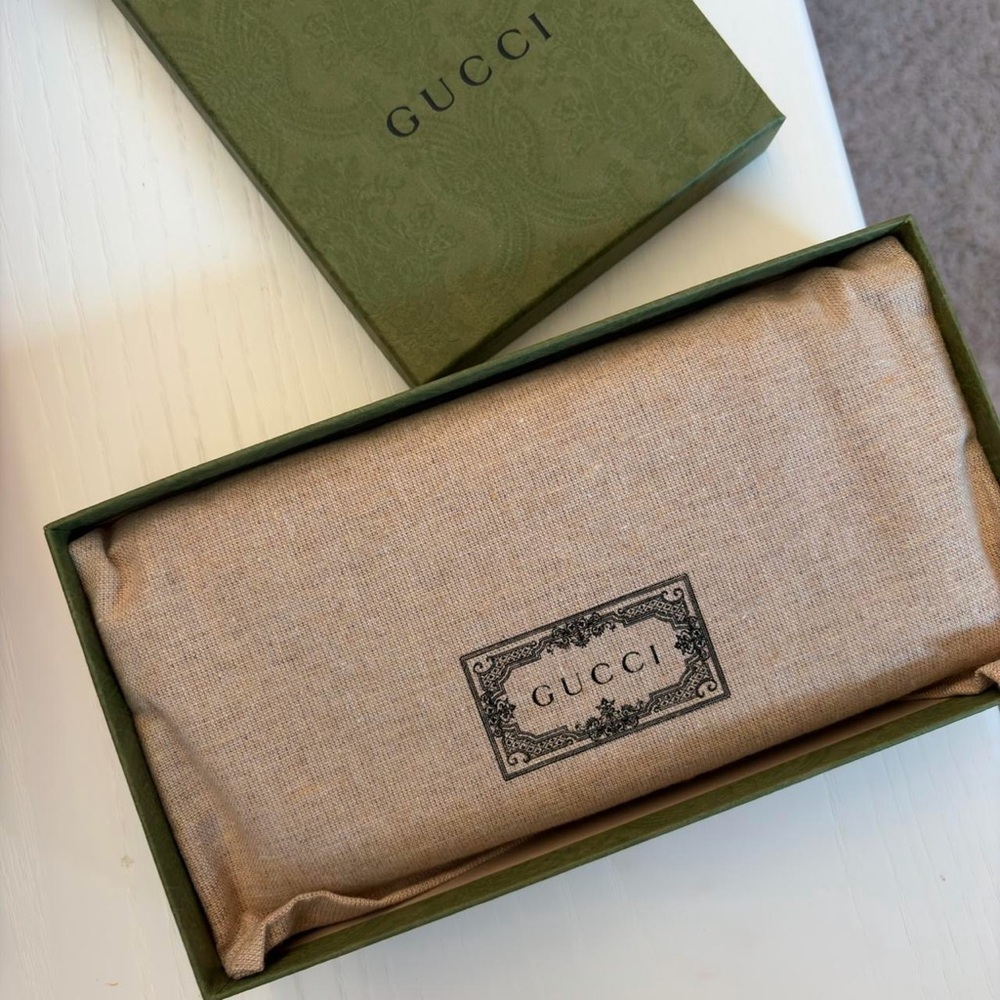 Gucci Fuchsia Pebbled Leather Clutch Wallet with Gold Stamp - Picture 7 of 8